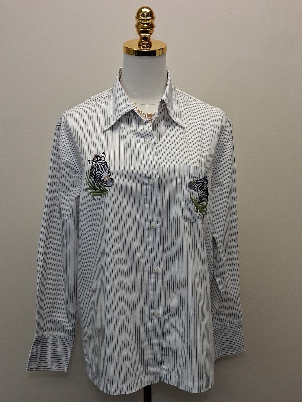 Las Olas White Pinstripe Tiger Embroidered Button Up Shirt Size Large
